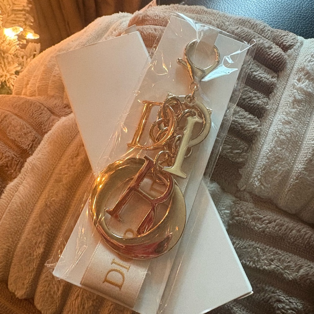 FASHION Beauty Logo Gold-Tone Letter Bag Charm Keychain (CHARM ONLY) - Picture 2 of 6